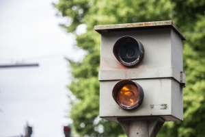 Geblitzt - und nun? In der Regel kommt es zu einer Anhörung wegen einer Geschwindigkeitsüberschreitung, bevor der Bußgeldbescheid nach Hause kommt.