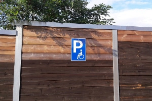 Behindertenparkplatz: Nur mit Ausweis darf hier geparkt werden. Ein Schwerbehindertenausweis gilt aber nicht als Behindertenparkschein.