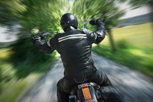 Weil sich beim Motorrad das Kennzeichen hinten befindet, ist ein Blitzer, der von vorne und hinten blitzt, hilfreich.