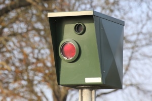 Ein Ärgernis für Autofahrer: Die Radarfalle. Doch wie funktioniert sie und was für Arten gibt es? Hier erfahren Sie mehr.