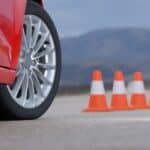 Als "Schleuderkurs" werden beim Fahrsicherheitstraining Übungen wie die Vollbremsung oder Ausweichmanöver bezeichnet, die Ihr Auto ins Schleudern bringen.