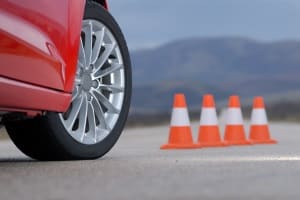 Als "Schleuderkurs" werden beim Fahrsicherheitstraining Übungen wie die Vollbremsung oder Ausweichmanöver bezeichnet, die Ihr Auto ins Schleudern bringen.