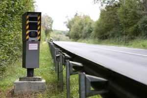 Stationäre Geschwindigkeitsmessung: Hier werden fest verbaute Messgeräte eingesetzt.