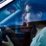 Sind Sie gehörlos? Autofahren kann gefährlich sein, wenn die Umgebung nicht wahrgenommen wird.