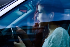 Sind Sie gehörlos? Autofahren kann gefährlich sein, wenn die Umgebung nicht wahrgenommen wird.