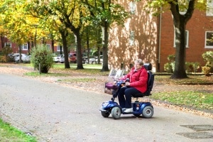 Nicht nur eine Lähmung kann das Autofahren nach einem Schlaganfall erschweren.