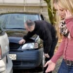 Unfall der Versicherung melden: Die Frist wird im Vertrag bestimmt, beträgt jedoch meistens eine Woche.
