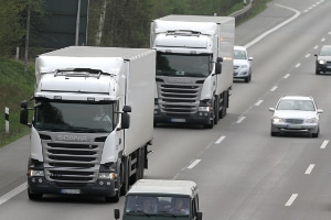 Der Abstand muss von LKW auf der Autobahn eingehalten werden.