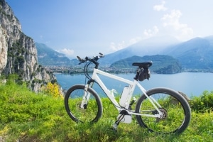 E-Bikes (oder „eBikes“) erleichtern das Fahren langer Strecken.