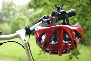 Ein Helm bietet beim Radfahren auf der Bundesstraße zusätzlichen Schutz.