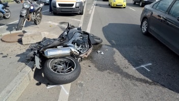 Eagl, ob ein Motorradunfall in Engladn, Wales oder Schottland geschieht, die Regeln für das richtige Verhalten sind die gleichen. 