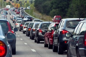 Wer im Stau den Standstreifen befährt, muss fürs Rechtsüberholen mit einer Strafe von 75 € rechnen.