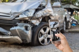 Nach einem Unfall in Frankreich sollten, wenn möglich, alle Details festgehalten werden. 