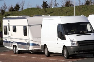 Ein Fahrsicherheitstraining mit dem Wohnwagen kann ein Schritt sein, um Unsicherheiten abzubauen. 