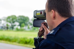 Bei der Geschwindigkeitsmessung kommt ein Laser ohne Blitzer aus. Die Messungen im laufenden Verkehr werden von Beamten durchgeführt.