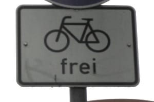 Durch ein Zusatzschild kann das Befahren der Fußgängerzone mit dem Fahrrad erlaubt sein.