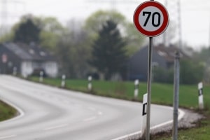 Für eine Geschwindigkeitsübertretung kann ein Bußgeld drohen. Punkte oder ein Fahrverbot sind ebenfalls möglich.