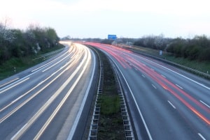 Die Höchstgeschwindigkeit auf Kraftfahrstraßen ist für PKW nur durch Verkehrszeichen begrenzt.