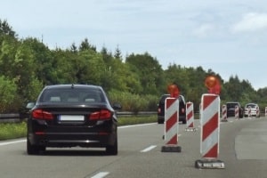 Zum Beispiel kann eine Höchstgeschwindigkeit auf der Autobahn an einer Baustelle gelten.