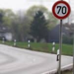 Ob Autobahn oder Landstraße: Eine Geschwindigkeitsbegrenzung kann überall bestimmt sein.