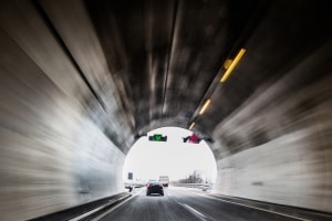 Auf der Autobahn kann eine Lichtzeichenanlage Verkehrszeichen anzeigen und so den Verkehr führen.