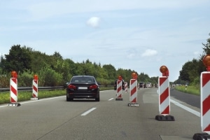 Eine verengte Fahrbahn verlangt besondere Aufmerksamkeit. Das Missachten bestimmten Regelungen kann zu Sanktionen führen.