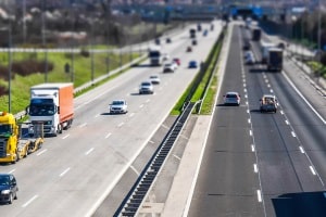 Eine Autobahn ist in der Regel laut Gesetz eine Fernstraße.