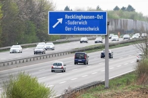 Auf der Autobahn kann eine Mindestgeschwindigkeit im Zusammenhang mit dem Überholen von Bedeutung sein.