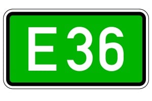Gekennzeichnet wird eine Europastraße durch ein Verkehrszeichen: Eine weißes E und die Straßennummer befinden sich auf grünem Grund.