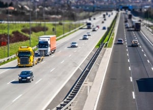 LKW in einem Elefantenrennen haben in der Regel keinen großen Geschwindigkeitsunterschied.