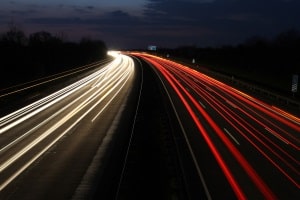 Eine Missachtung einer Mindestgeschwindigkeit, auf der Autobahn oder anderswo, kann zu Bußgeldern führen.