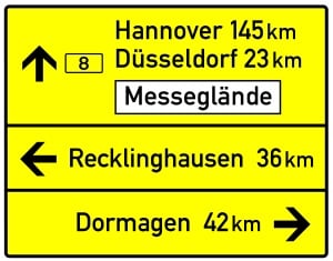 Schnellstraße Das Schild für Wegweiser unterscheidet sich nur in der Farbgebung von dem auf einer Autobahn.