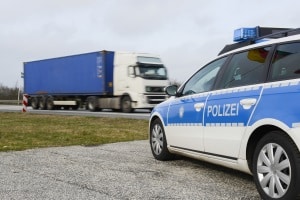 Wenn die Polizei Sie von der Straße winkt, wird Ihnen oft eine Verkehrsordnungswidrigkeit vorgeworfen.