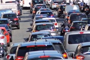 Im Stau können Sie unter Umständen auch auf der Autobahn rechts überholen.