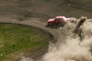 Für ein Fahrsicherheitstraining auf der Rennstrecke muss in der Regel ein Führerschein vorhanden sein.