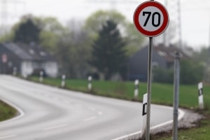 Oftmals zeigt ein Schild an, welche Höchstgeschwindigkeit außerhalb geschlossener Ortschaften einzuhalten ist.