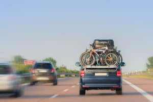 Ladungsverlust auf der Autobahn: Geht hier Ladung verloren, können die Konsequenzen besonders schwerwiegend sein.