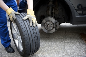 Mindestprofiltiefe: Reifen am Auto sollten laut Experten die minimale Profiltiefe überschreiten.