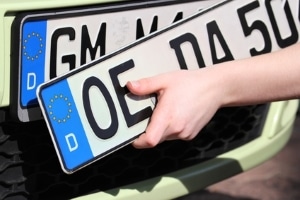 Um Ihr Nummernschild zu ändern, müssen Sie sich an die Zulassungsstelle wenden.