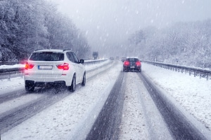 Profiltiefe von Autoreifen:  Im Winter sollte die Profiltiefe der Reifen mindestens 4 mm betragen.