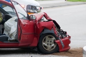 Bei einem Unfall kann das Fahren ohne Gurt schwere Konsequenzen haben - selbst bei geringen Geschwindigkeiten.