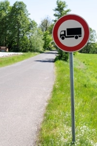 Über ein Verkehrszeichen wird das LKW-Durchfahrtsverbot in der Regel angezeigt.