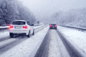 Winterreifenpflicht laut StVO: Winterreifen sind Pflicht in Deutschland, wenn Straßen mit Eis oder Schnee bedeckt sind.