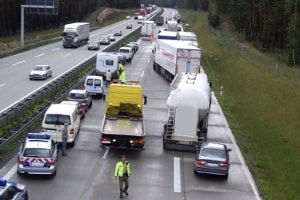 Auf der Autobahn im Stau dürfen Sie nur in einer Notlage aussteigen.