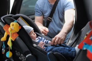 Eine Babyschale dient dazu, Ihr Kind im Straßenverkehr zu schützen.