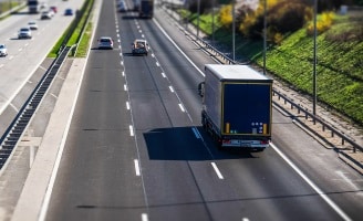 Bußgeld: Auf dem Standstreifen zu fahren, kann unterschiedliche Sanktionen mit sich bringen.