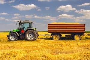 Landwirte, die auf einem Feldweg fahren, erwartet keine Strafe.