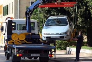 Feuerwehrzufahrt: Abschleppen kann eine Sanktion sein, wenn Autos widerrechtlich abgestellt sind.