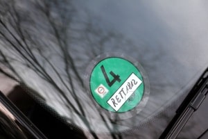 Die grüne Umweltplakette ermöglicht mehr Mobilität in Großstädten.