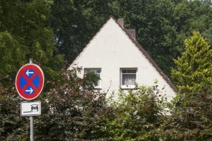 Vor einer Grundstückseinfahrt ist das Parken verboten.